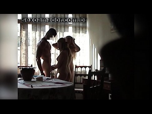 ❤️ L'amichi sessu invitanu un omu gigante è un trio cun ellu ❤️ Cazzo à noi ️❤