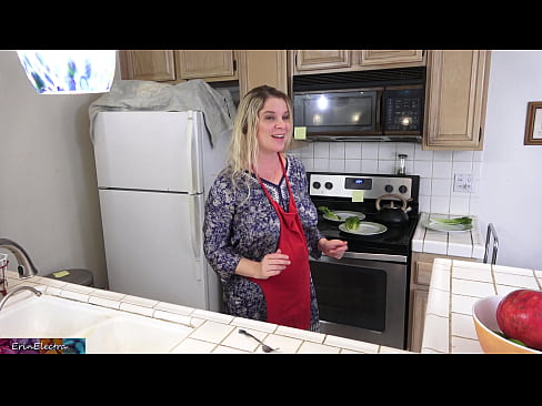 ❤️ Stepmom u munghje in cucina prima di a so data ❤️ Cazzo à noi ️❤