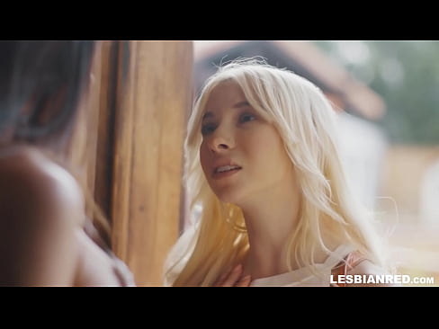 ❤️ Ragazza torna in casa uni pochi di mesi dopu è finisce per manghjà a figa di a so matrigna ❤️ Cazzo à noi ️❤