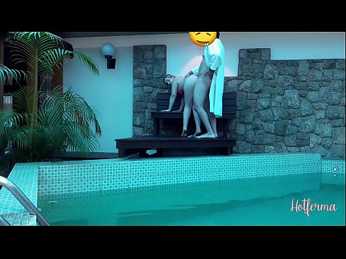 ❤️ Boss invita a cameriera à a piscina, ma ùn pudia resiste à un caldu ❤️ Cazzo à noi ️❤
