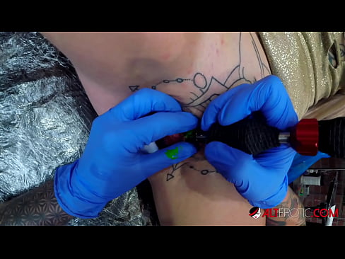 ❤️ Sully Savage, hottie estremamente tatuata, hà fattu un tatuatu nantu à u clitoris ❤️ Cazzo à noi ️❤